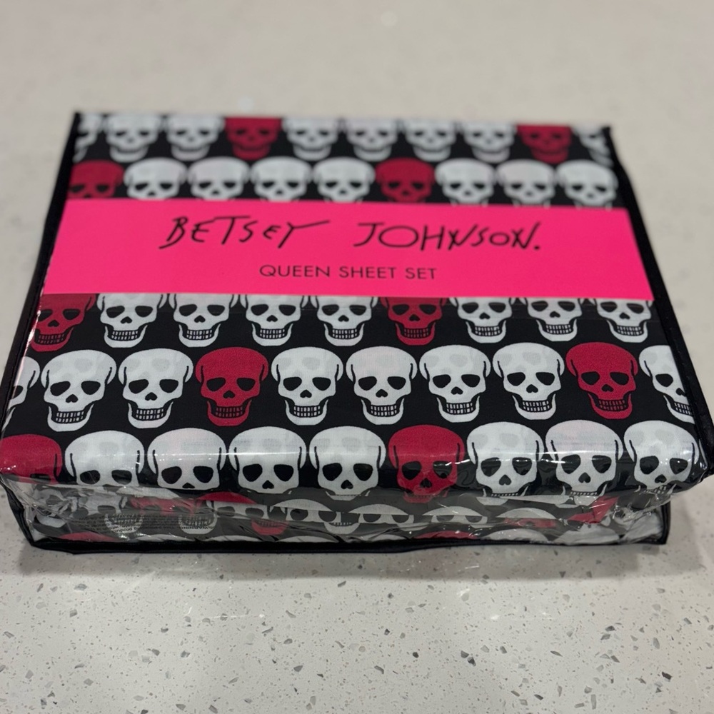 ***SOLD****Betsey Johnson 4 Piece Hot Pink Black and White Skull Queen Sheet Set